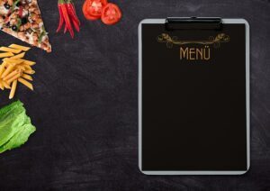 Prancheta com alimentos ilustrando cardápio para bistrô