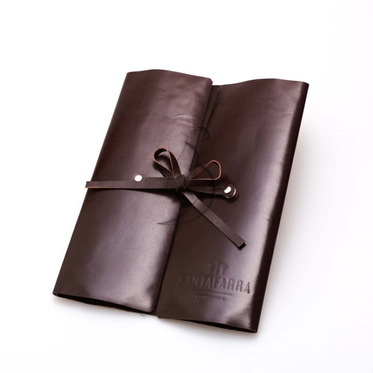 Cardápio de couro natural fechado deitado c5