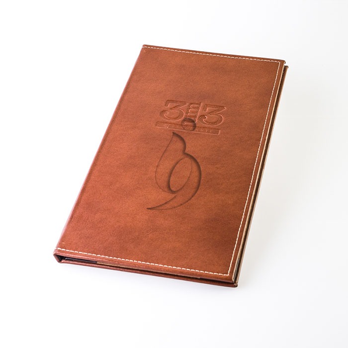 Cardápio de couro natural fechado deitado c9